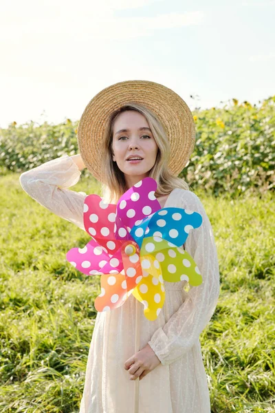 Linda Jovem Loira Chapéu Vestido Estilo Country Segurando Grande Polkadot — Fotografia de Stock