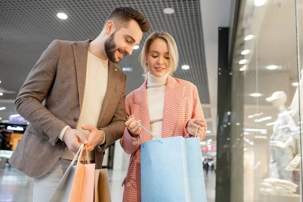 Homem Uma Mulher Olhando Saco Papel Durante Compras Shopping — Fotografia de Stock