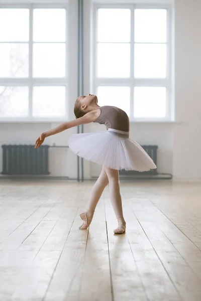 Adorabile Bambino Che Danza Balletto Classico Uno Studio Bianco — Foto Stock