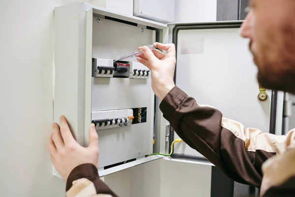 Giovane Idraulico Uniforme Che Lavori Riparazione Nella Grande Casa Moderna — Foto Stock