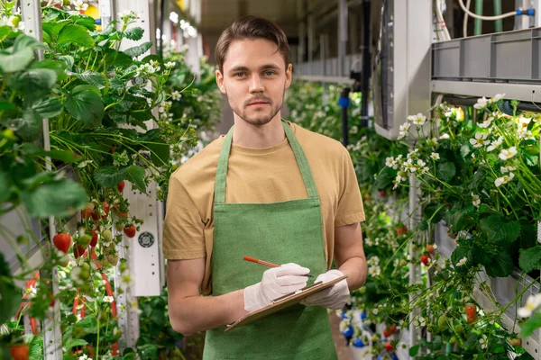 Jonge Mannelijke Boer Met Pen Klembord Die Notities Maakt Een — Stockfoto