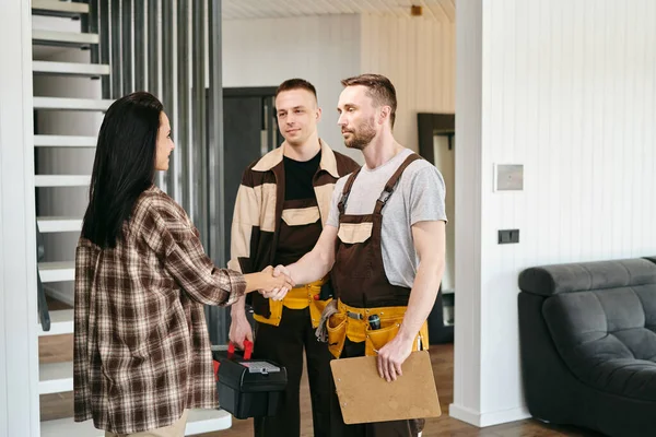 Group People Discussing Plumbing Troubles Living Room While Shaking Hands — Stock Photo, Image