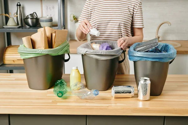 Una Persona Poniendo Una Pequeña Botella Yogur Plástico Papelera Cocina —  Fotos de Stock