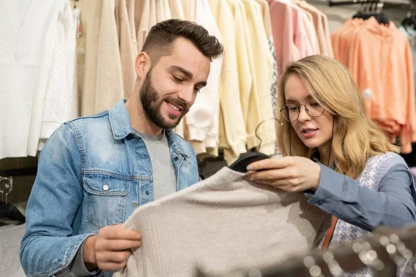 デパートで新しいカジュアルな服を見ている男と女 — ストック写真