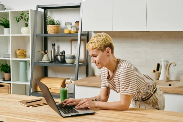 Una Persona Que Trabaja Una Computadora Portátil Sobre Una Mesa — Foto de Stock