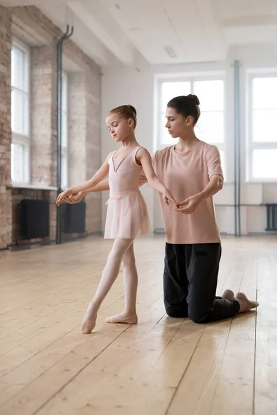 Joven Entrenadora Mostrando Estudiante Posición Correcta Ballet Durante Sus Clases —  Fotos de Stock