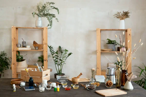 Interior Del Lugar Trabajo Con Ingredientes Para Fabricación Productos Cosméticos —  Fotos de Stock