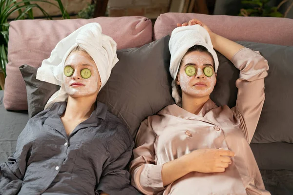 Dos Jóvenes Hembras Pijama Seda Toallas Cabeza Máscaras Cosméticas Doradas —  Fotos de Stock