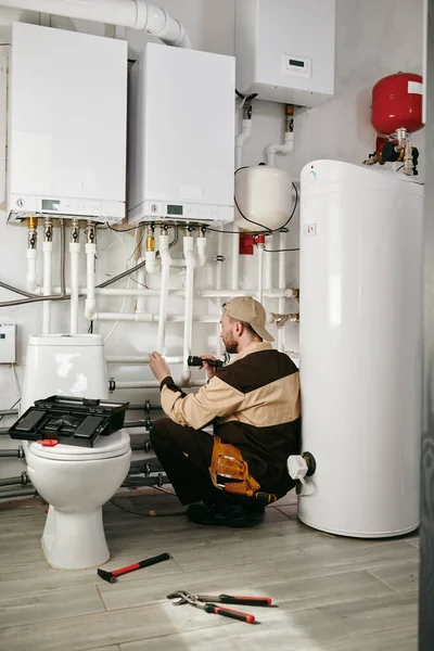 Giovane Abbigliamento Lavoro Utilizzando Utensili Manuali Durante Riparazione Del Lavoro — Foto Stock