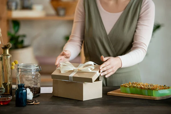 Händer Ung Kvinna Förpackning Barer Färska Handgjorda Naturliga Tvål Kartong — Stockfoto