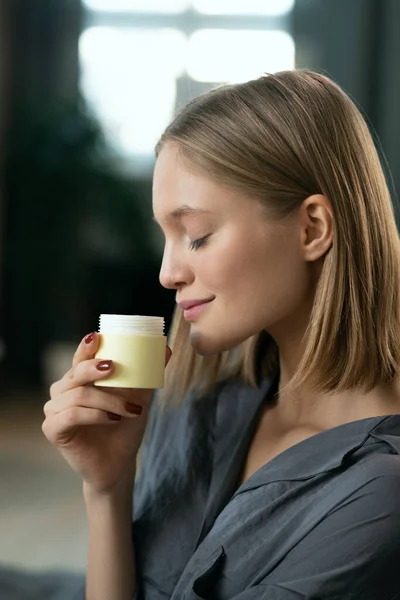 Mulher Bonita Nova Com Cabelo Loiro Apreciando Cheiro Produto Cosmético — Fotografia de Stock