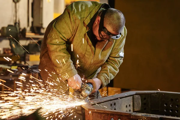 Närbild Arbetare Som Använder Kvarn För Slipning Metall Anläggningen — Stockfoto