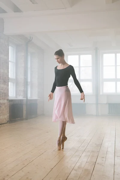 Ritratto Bella Ballerina Che Allunga Gamba Durante Danza Classica Studio — Foto Stock