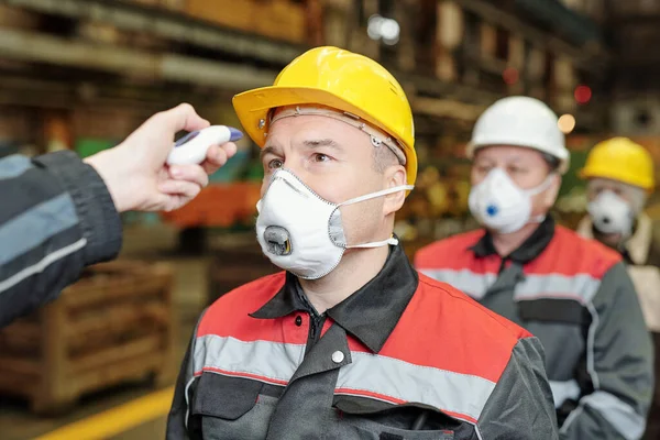 Dos Trabajadores Máscaras Trabajando Equipo Con Equipos Máquinas Planta — Foto de Stock