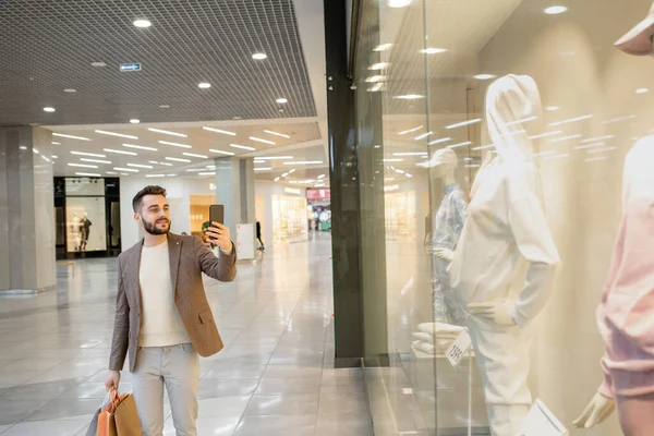 Jongeman Neemt Foto Van Nieuwe Kleren Etalagepop Groot Display — Stockfoto