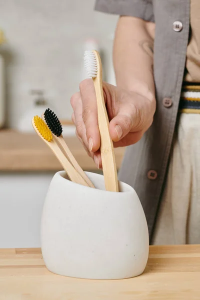 Jovem Segurando Uma Escova Dentes Copo Branco Pela Manhã — Fotografia de Stock