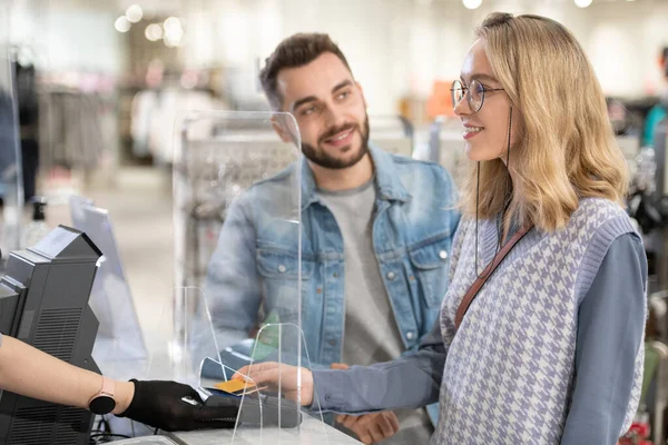 Hombre Una Mujer Que Pagan Por Ropa Durante Las Compras — Foto de Stock