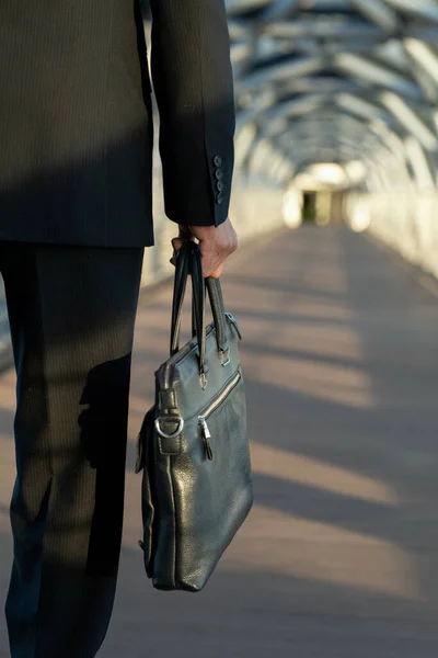 Une Personne Portant Sac Main Cuir Noir Devant Caméra — Photo