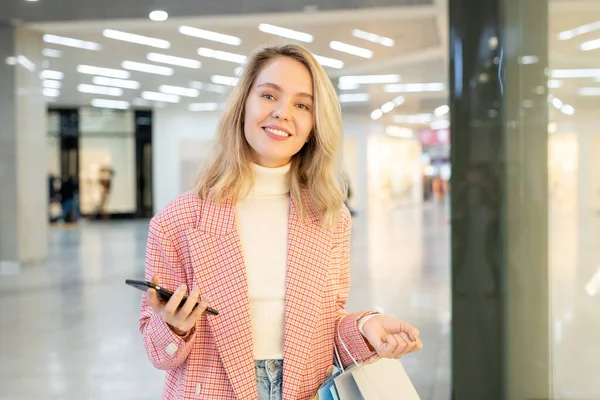 Feliz Jovem Loira Segurando Telefone Sacos Papel — Fotografia de Stock