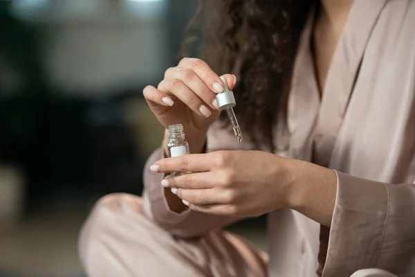 Joven Morena Complacida Mujer Pijama Seda Aplicando Producto Cosmético Natural — Foto de Stock