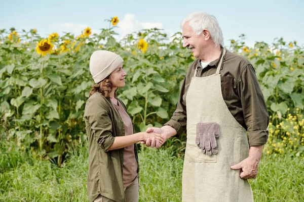Mutlu Kıdemli Erkek Çiftçi Yetişkin Bayan Meslektaşı Elinde Bir Şişe — Stok fotoğraf
