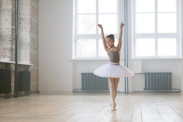 Pouco Bailarino Belo Vestido Tutu Aprender Dança Balé Estúdio Dança — Fotografia de Stock