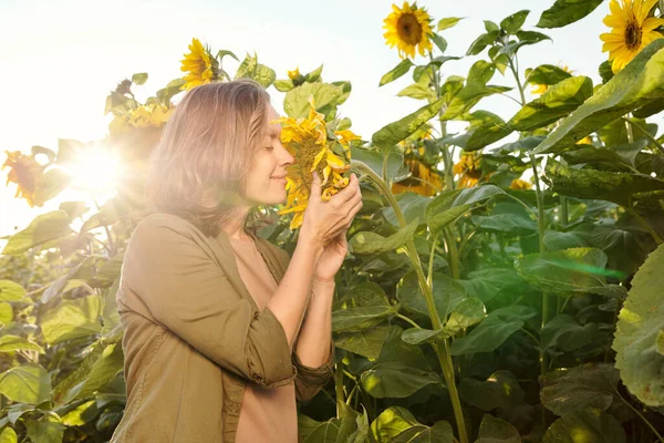 Blonde Junge Frau Stylischem Weißen Kleid Mit Einer Flasche Sonnenblumenöl — Stockfoto