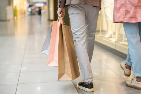 Man Met Boodschappentassen Tijdens Het Verplaatsen Het Winkelcentrum — Stockfoto