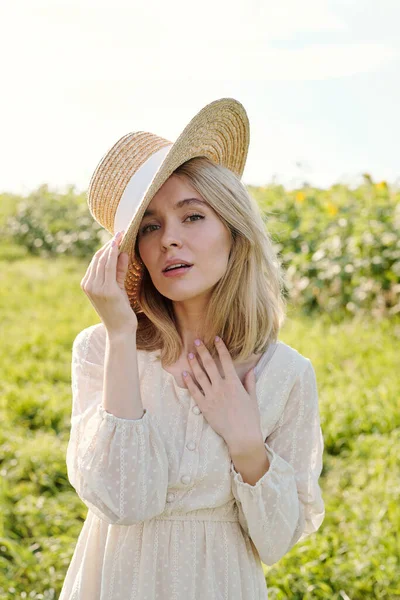 Gorgeous Young Blond Woman Straw Hat White Country Style Dress — Stock Photo, Image