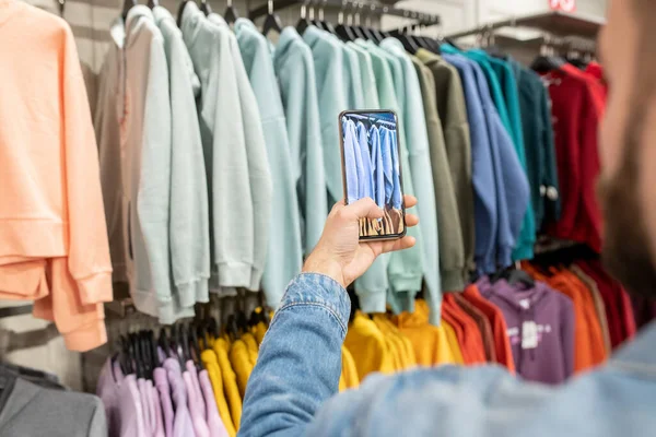 Una Persona Tomando Fotos Nueva Colección Moda Durante Las Compras — Foto de Stock