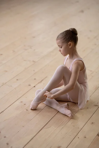 Porträtt Liten Ballerina Flicka Tittar Kameran Medan Sitter Trägolvet Dansklubben — Stockfoto