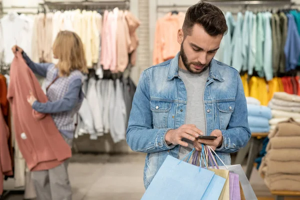 Una Persona Mirando Teléfono Tienda Ropa — Foto de Stock