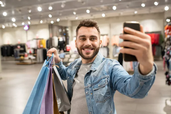 Hombre Sosteniendo Teléfono Mientras Hace Selfie Después Compras —  Fotos de Stock