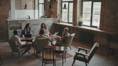 Modern bir çatı katında aynı dairede oturan ve iş görüşlerini tartışan beş çok ırklı iş adamı ve kadının tam bir yavaşlığı.
