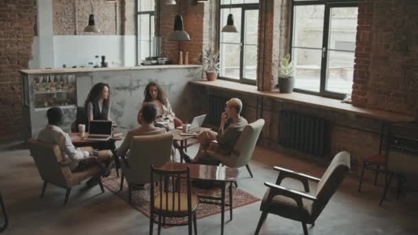 Voller Schwung Sitzen Fünf Multiethnische Geschäftsleute Kreis Modernen Coworking Loft — Stockvideo