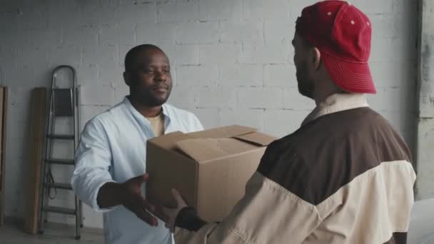 Slowmo Plano Mediano Hombre Negro Propietario Casa Tomando Caja Cartón — Vídeos de Stock