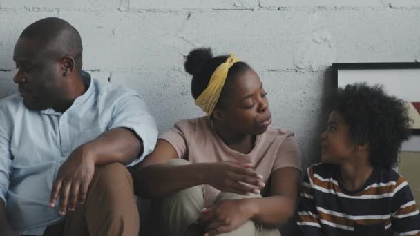 Pan Záběr Čtyřčlenné Afroamerické Rodiny Sedící Podlaze Svém Novém Bytě — Stock video