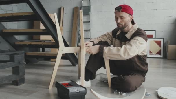 Üniformalı Şapkalı Bir Adamın Portre Resmi Yeni Bir Dairede Evde — Stok video