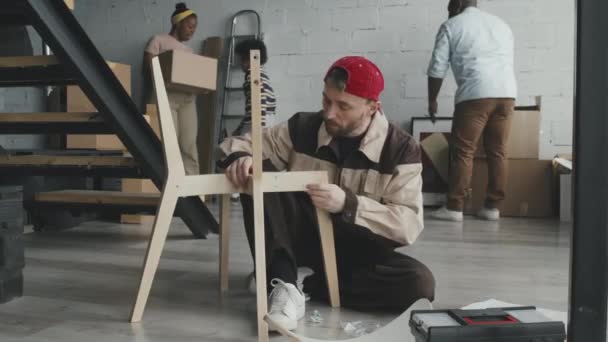Slowmo Medium Skud Handyman Uniform Hætte Sidder Gulvet Monteringsstol Mens – Stock-video