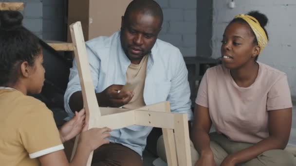 Медленный Снимок Афроамериканского Отца Матери Девочки Разговаривающих Время Сборки Деревянного — стоковое видео