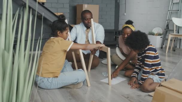 슬로우 매개체는 부모와 아이들의 아파트 바닥에 의자를 조립하는 — 비디오