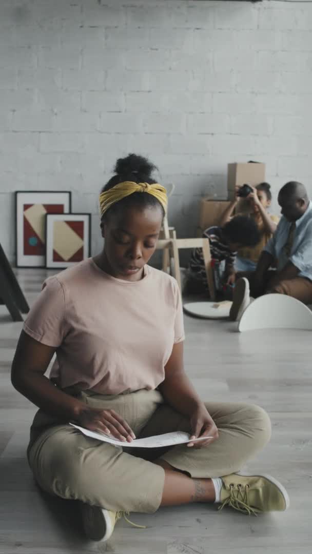 Verticaal Portret Van Gelukkige Afro Amerikaanse Vrouw Zitten Vloer Het — Stockvideo