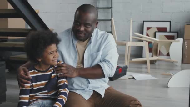 Portrait Père Afro Américain Petit Fils Assis Sur Sol Dans — Video