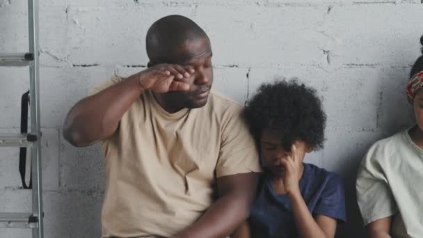 Gros Plan Slowmo Avec Pan Parents Afro Américains Fatigués Mais — Video