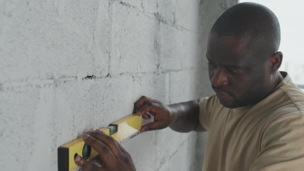 Közelkép Fekete Ember Segítségével Szint Mérési Fal Miközben Felújítása Lakás — Stock videók