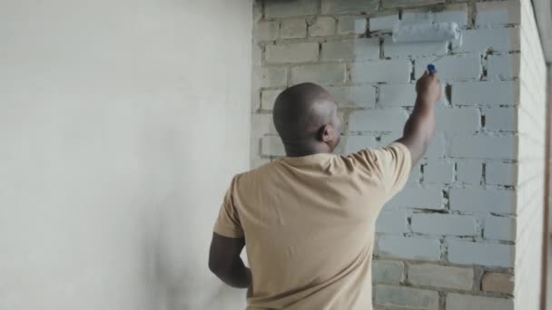 Slowmo Visão Traseira Tiro Homem Afro Americano Usando Rolo Pintura — Vídeo de Stock