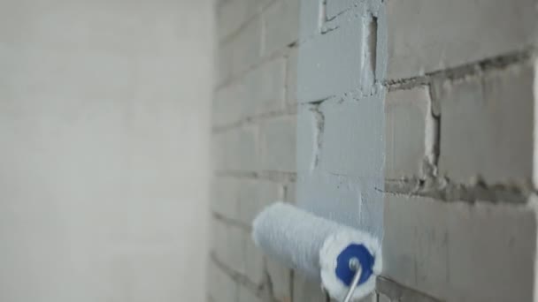 Close Rallentatore Uomo Afro Americano Utilizzando Rullo Vernice Pittura Muro — Video Stock