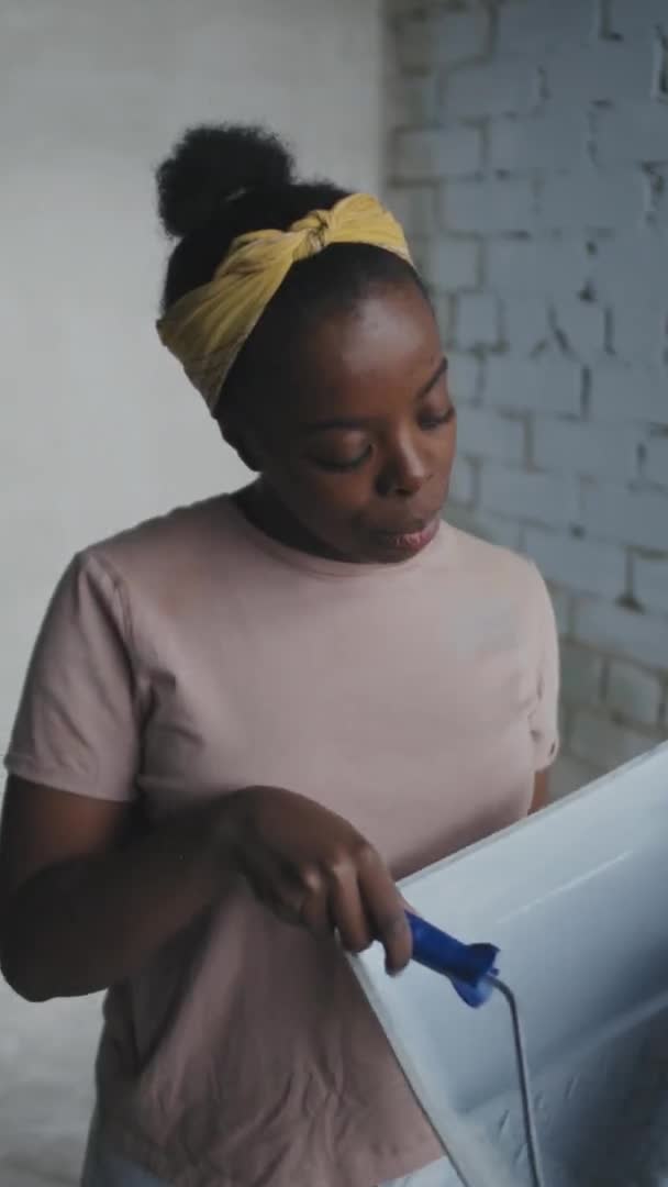 Vertikale Porträtaufnahme Einer Afroamerikanischen Frau Mit Farbroller Und Tablett Die — Stockvideo