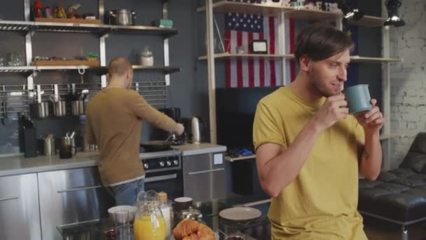 Neşeli Eşcinsel Bir Adamın Sabah Kahve Içerken Sıcak Bir Dairede — Stok video