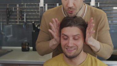 Yavaş yavaş yaklaşın. Sevgi dolu bir adamın sabah kahvaltısıyla sevgilisine sürpriz yapmasını sağlayın.